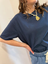 T-shirt over Basic blu