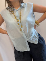 Camicia smanicata azzurra in mussola