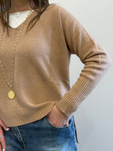 Maglione in viscosa scollo a V Kontatto color biscotto