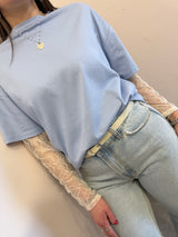 T-shirt azzurro con manica in pizzo