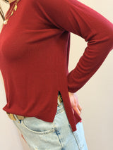 Maglia in viscosa con spacchetti Kontatto color sangria