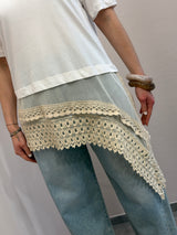 T-shirt burro con ricamo laterale Tensione In