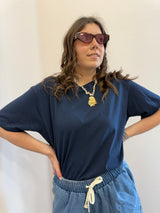 T-shirt over Basic blu