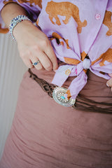 Cintura boho intrecciata moro con fibbia tonda effetto etnico e pietra turchese