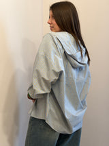 Camicia cappuccio, Kontatto 