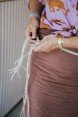 Cintura boho intrecciata panna con fibbia tonda effetto etnico e pietra turchese
