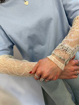 T-shirt azzurro con manica in pizzo