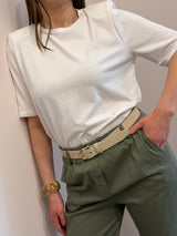 T-shirt basica bianca con spalline imbottite