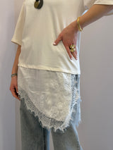 T-shirt bianca con bordo in pizzo + collana Susy mix