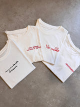 T-shirt con scritta ricamata