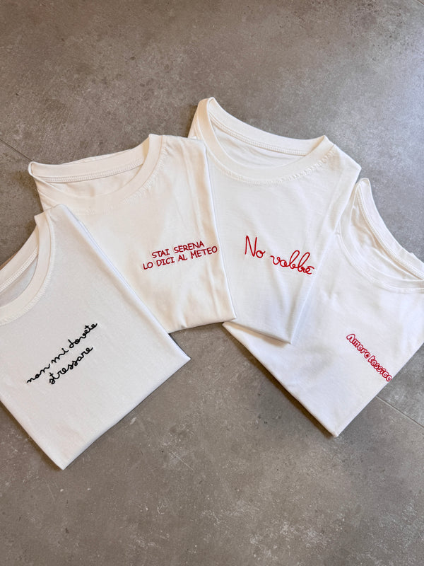 T-shirt con scritta ricamata