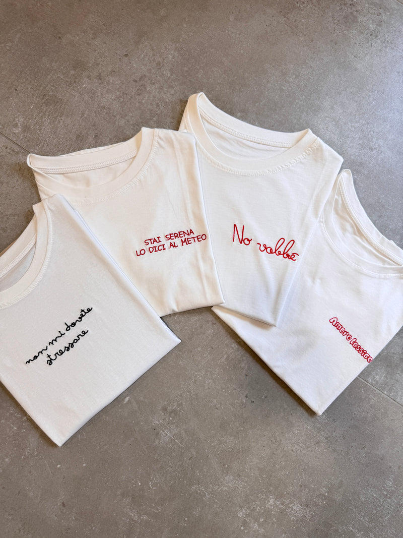 T-shirt con scritta ricamata