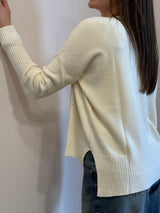 Maglione in viscosa scollo V color burro Kontatto