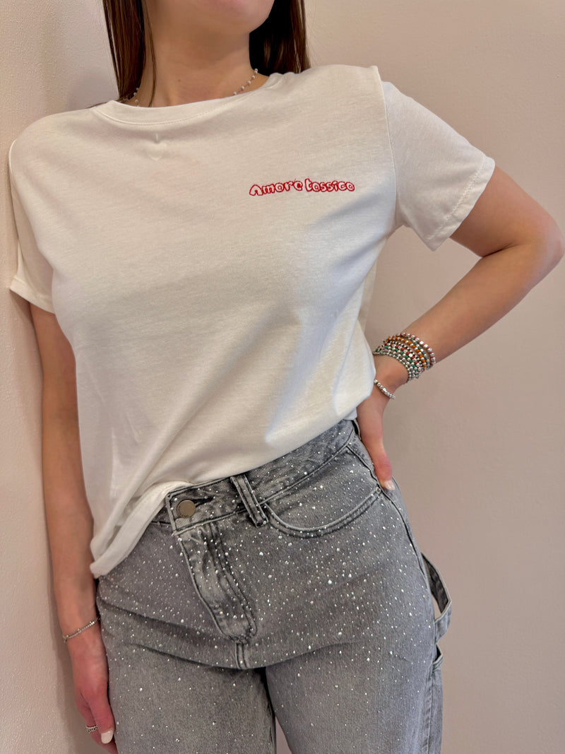 T-shirt con scritta ricamata