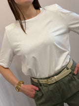 T-shirt basica bianca con spalline imbottite