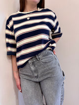 T-shirt over a riga grande blu