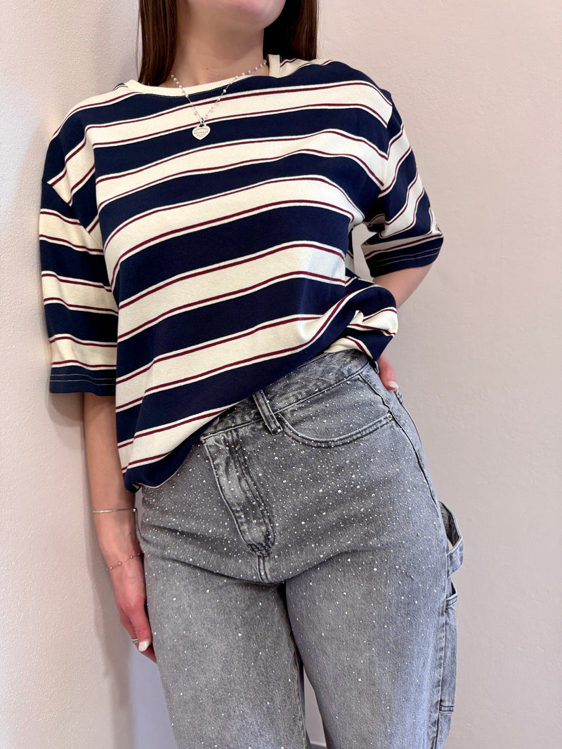 T-shirt over a riga grande blu