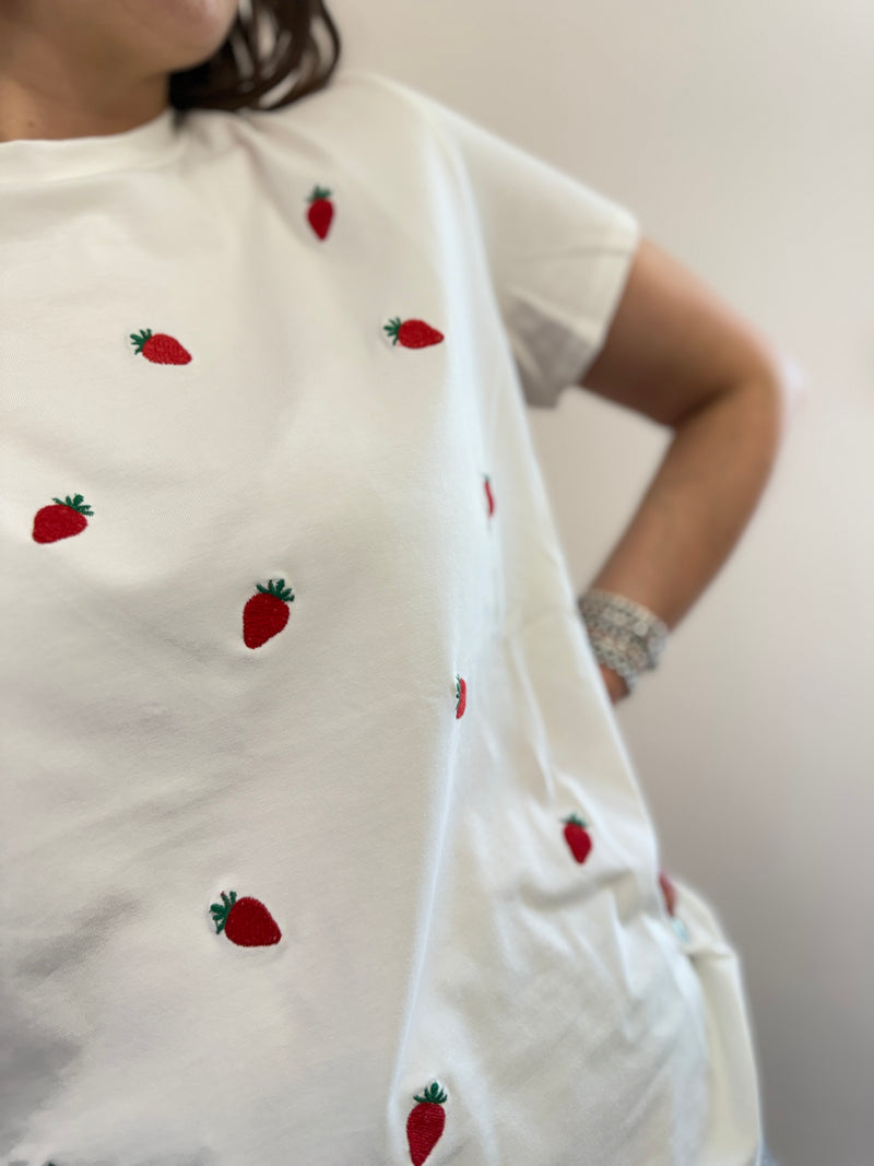 T-shirt con fragoline ricamate