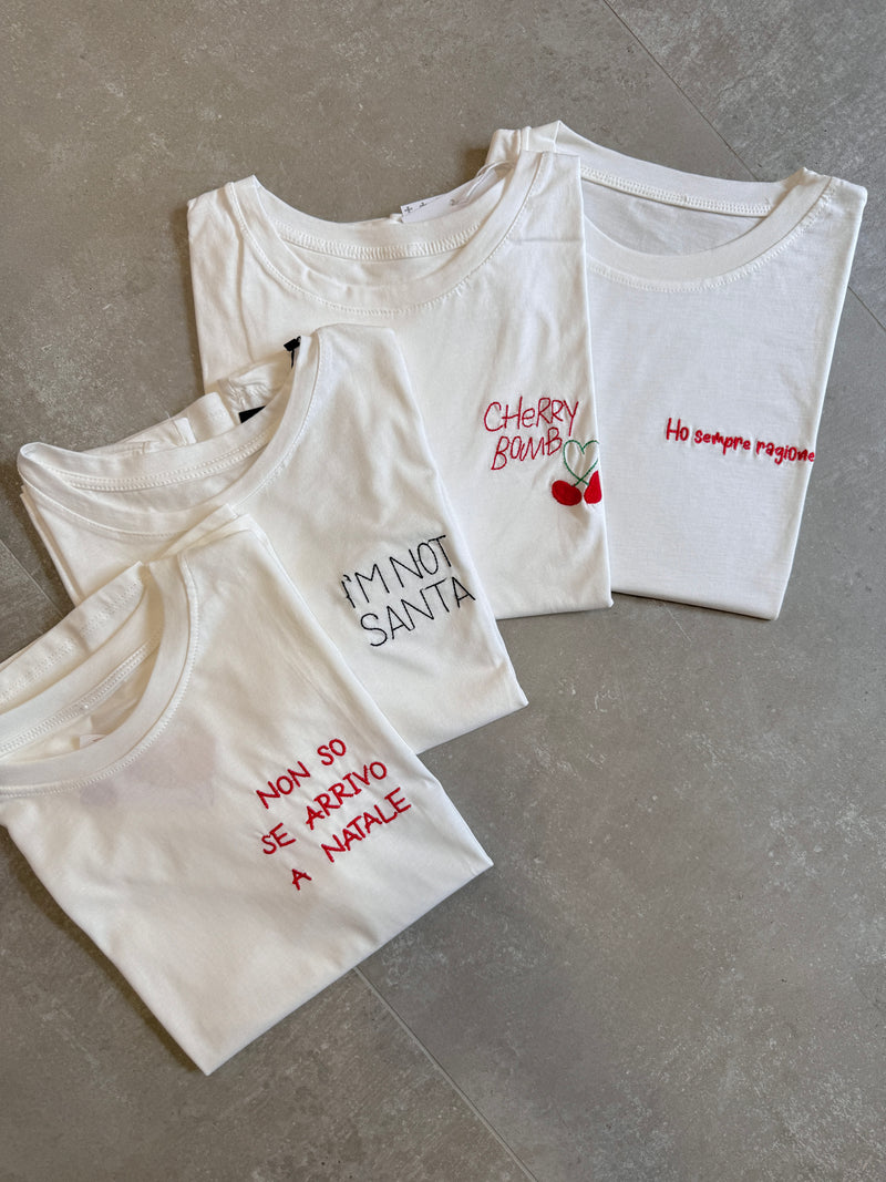 T-shirt con ricami scritti