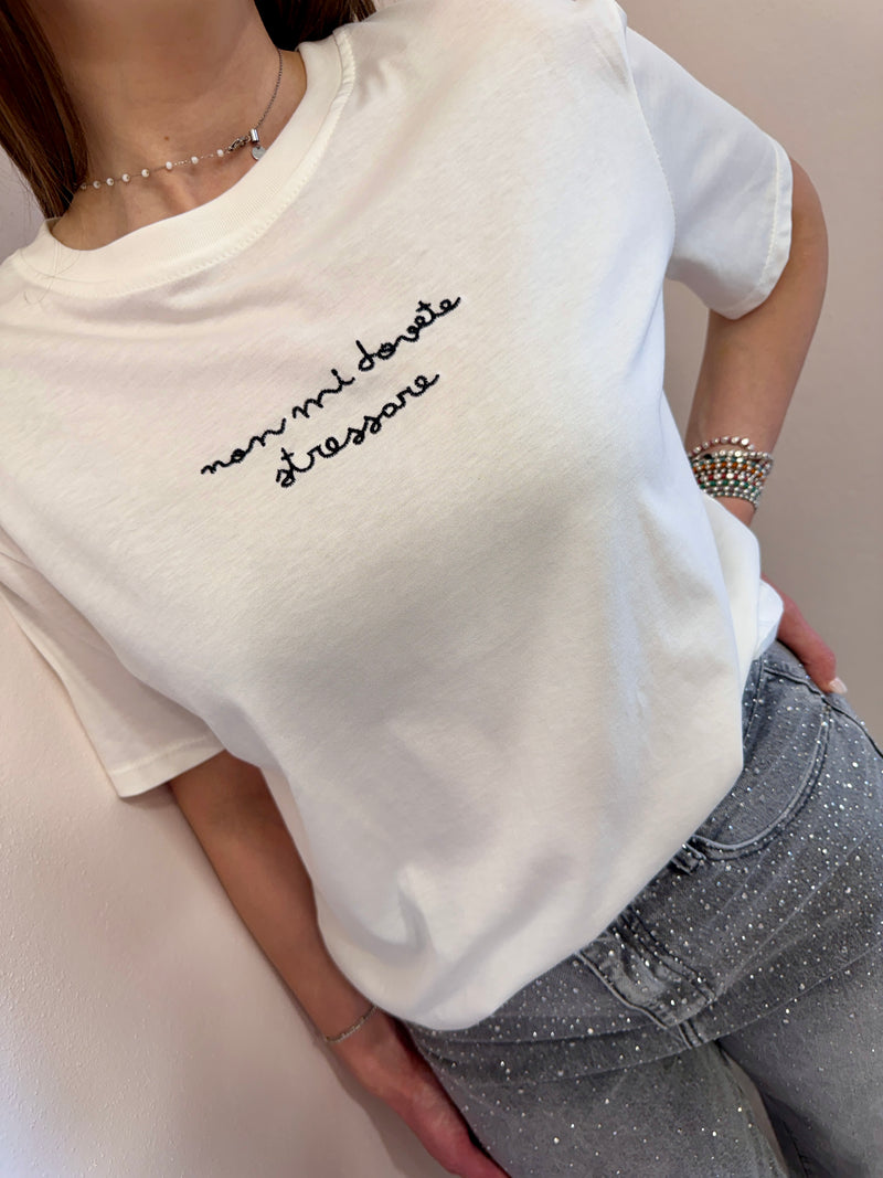 T-shirt con scritta ricamata