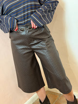 Pantalone corto in Ecopelle Texture Intrecciata, Marrone Cioccolato - Lumina