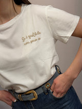 T-shirt ricamata “ se è gestibile non sono io” tortora