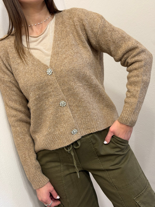 Cardigan con bottone gioiello color biscotto