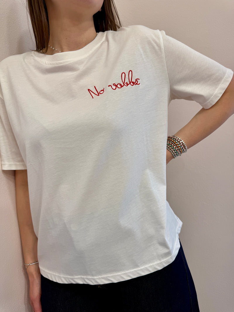 T-shirt con scritta ricamata