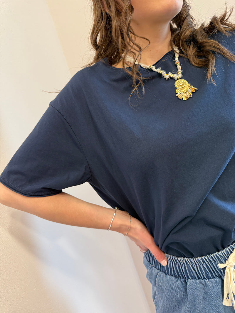 T-shirt over Basic blu