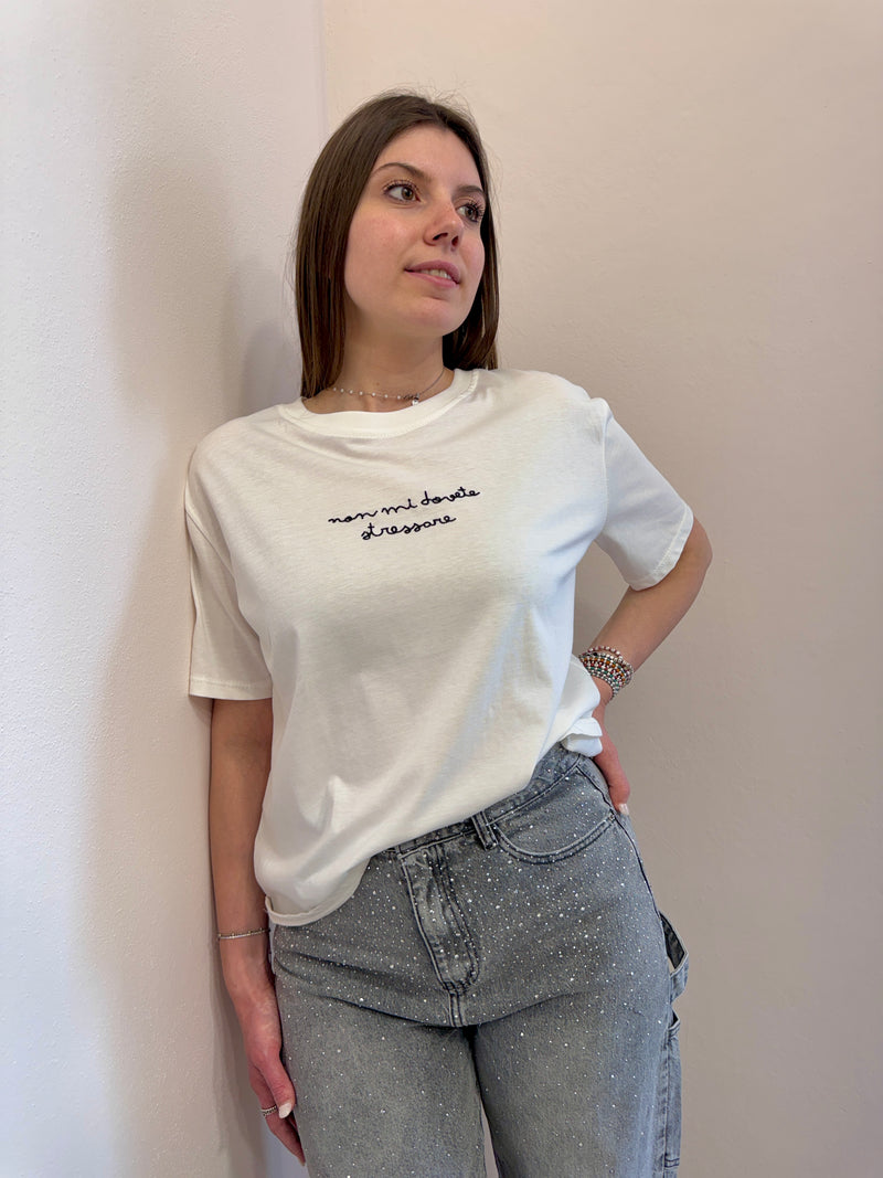 T-shirt con scritta ricamata