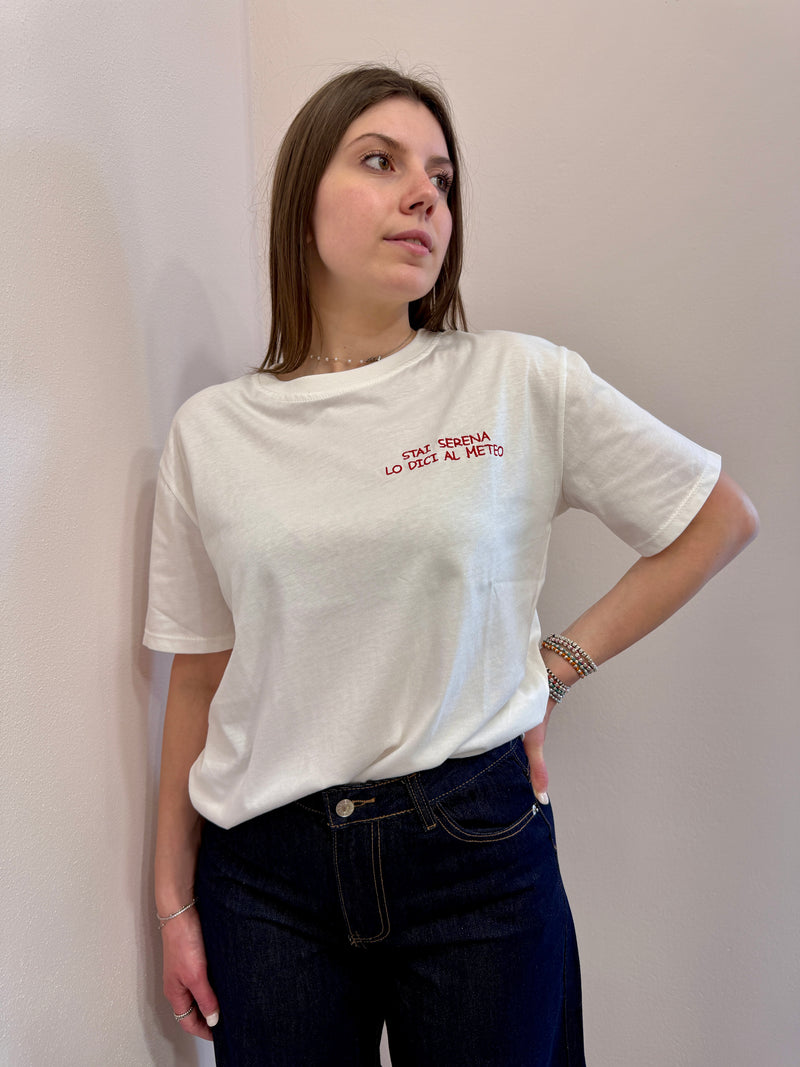 T-shirt con scritta ricamata