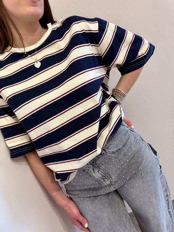 T-shirt over a riga grande blu