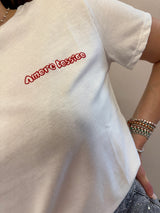 T-shirt con scritta ricamata