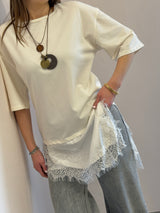 T-shirt bianca con bordo in pizzo + collana Susy mix