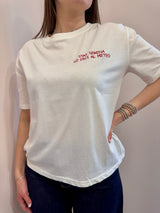 T-shirt con scritta ricamata