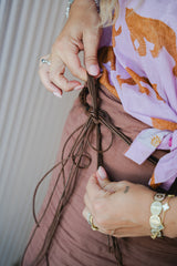 Cintura boho intrecciata moro con fibbia tonda effetto etnico e pietra turchese