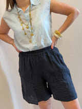 Camicia smanicata azzurra in mussola