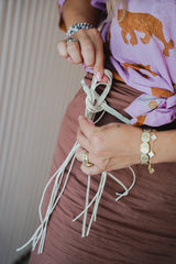 Cintura boho intrecciata panna con fibbia tonda effetto etnico e pietra turchese