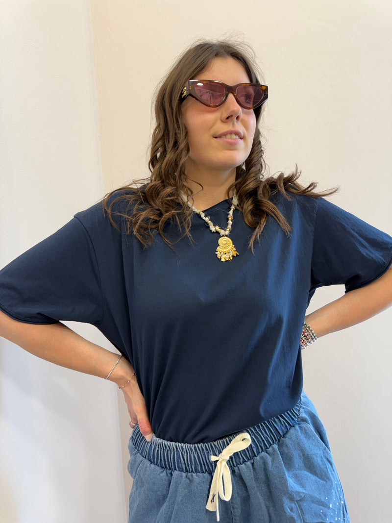 T-shirt over Basic blu