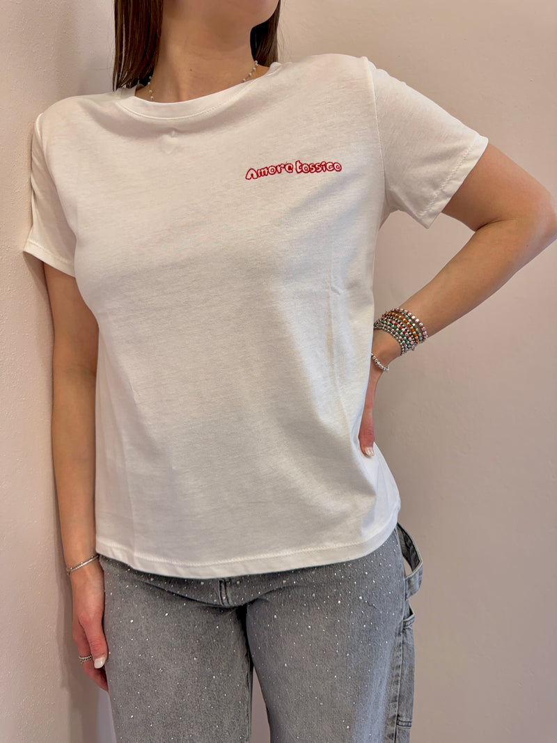 T-shirt con scritta ricamata