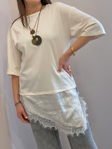 T-shirt bianca con bordo in pizzo + collana Susy mix