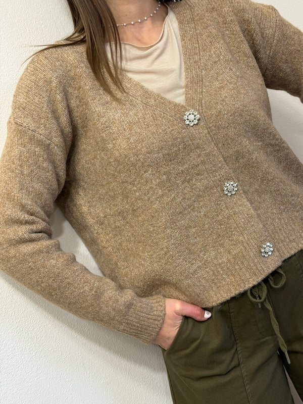 Cardigan con bottone gioiello color biscotto