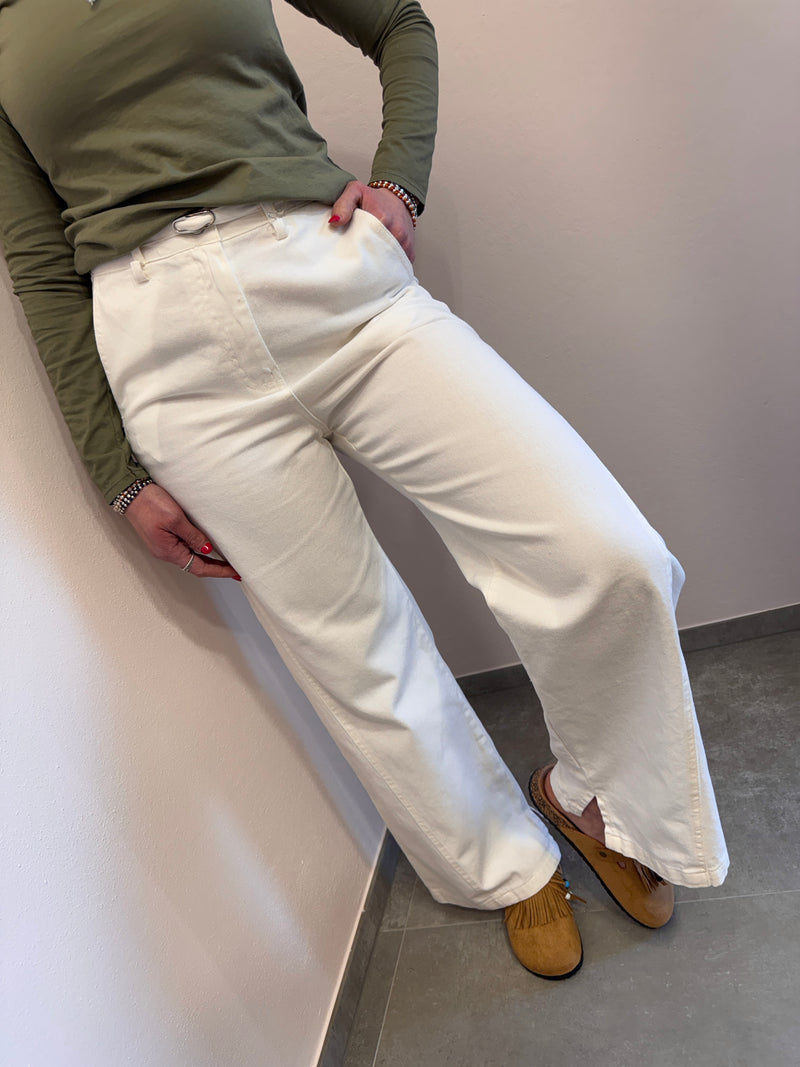 Pantalone bianco con spacchetto Kontatto