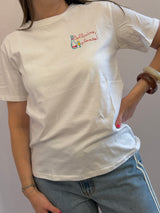 T-shirt bianca con scritta ricamata “bollicine”