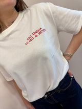 T-shirt con scritta ricamata