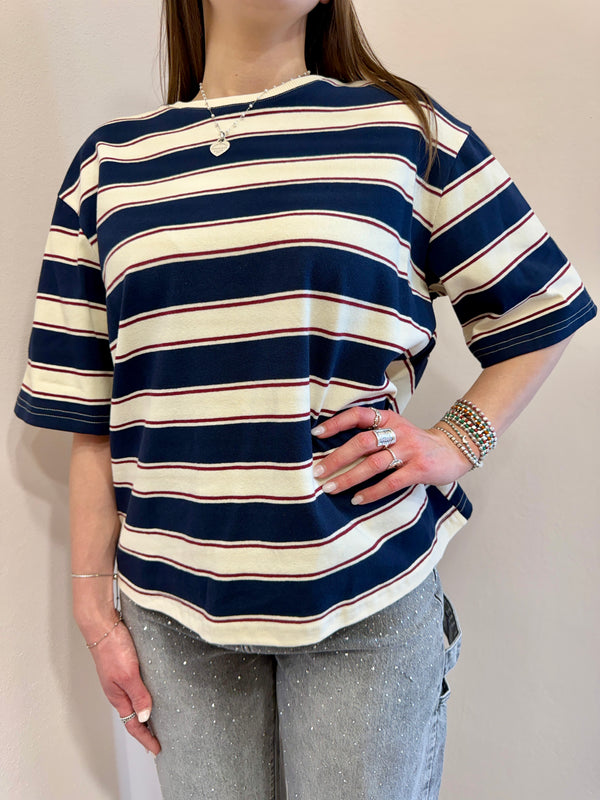 T-shirt over a riga grande blu