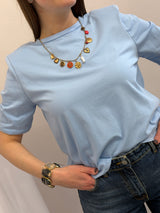 T-shirt basica azzurra con spalline imbottite