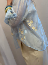 Camicia celeste in mussola ricamata