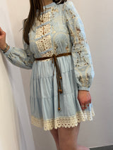 Vestito in pizzo azzurro cielo con alamari Tensione in