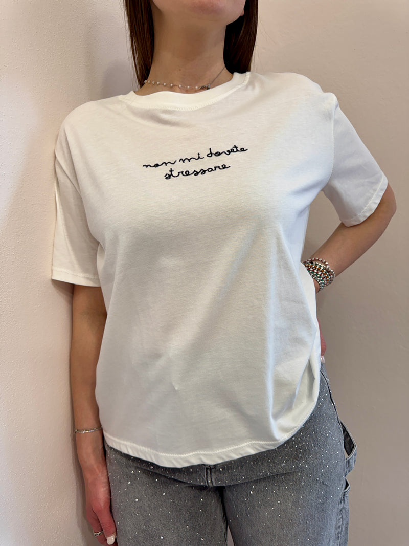 T-shirt con scritta ricamata